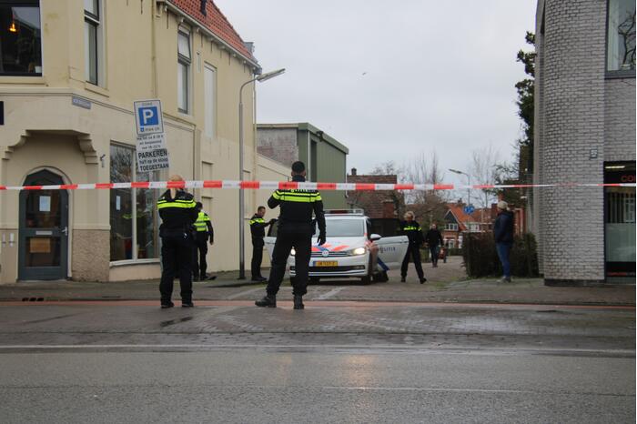 Straat afgezet en grote politie-inzet voor verward persoon