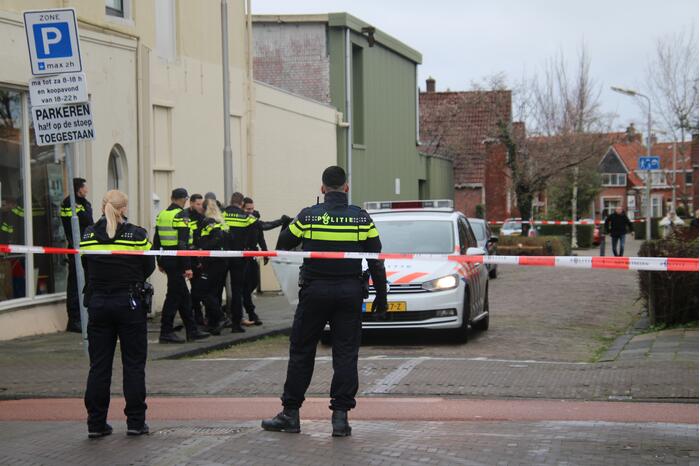 Straat afgezet en grote politie-inzet voor verward persoon