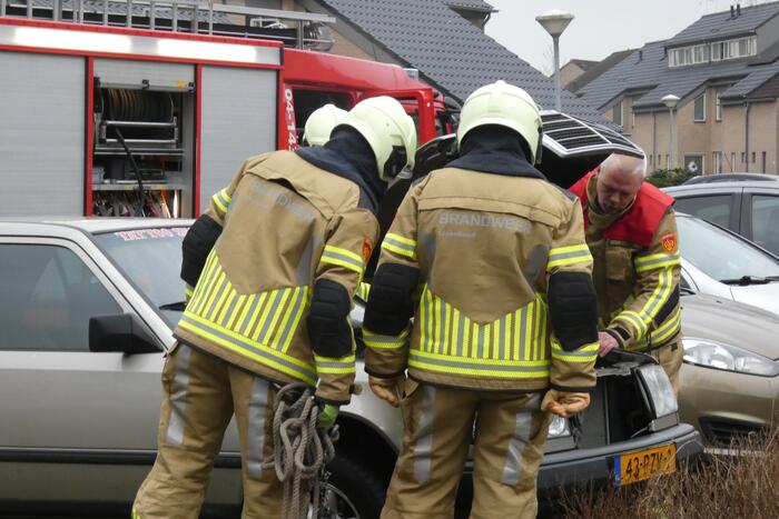 Brandweer controleert auto vanwege mogelijke brand