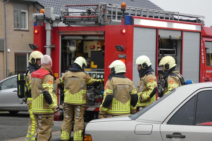 Brandweer controleert auto vanwege mogelijke brand