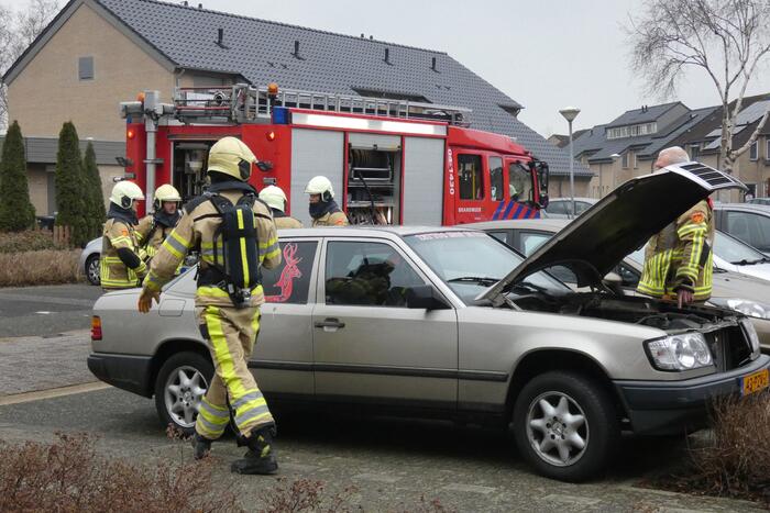 Brandweer controleert auto vanwege mogelijke brand