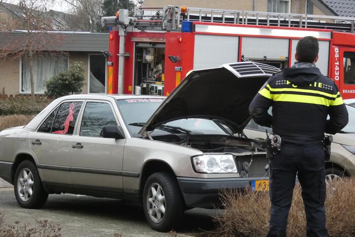 Brandweer controleert auto vanwege mogelijke brand