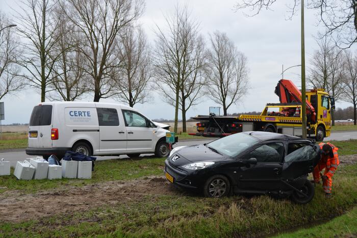 Bestelbus botst op auto met pech