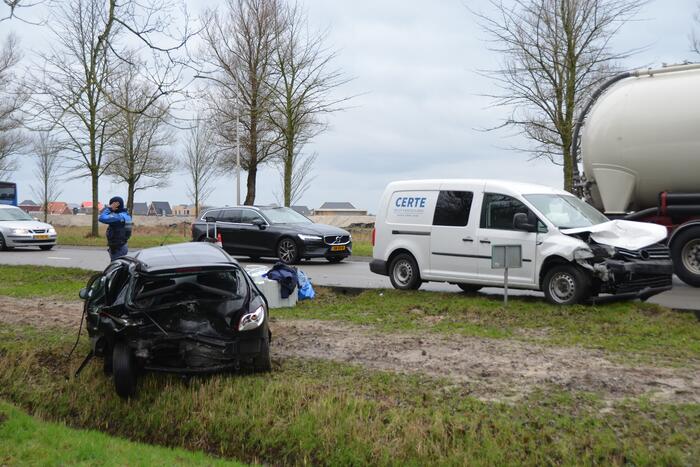 Bestelbus botst op auto met pech