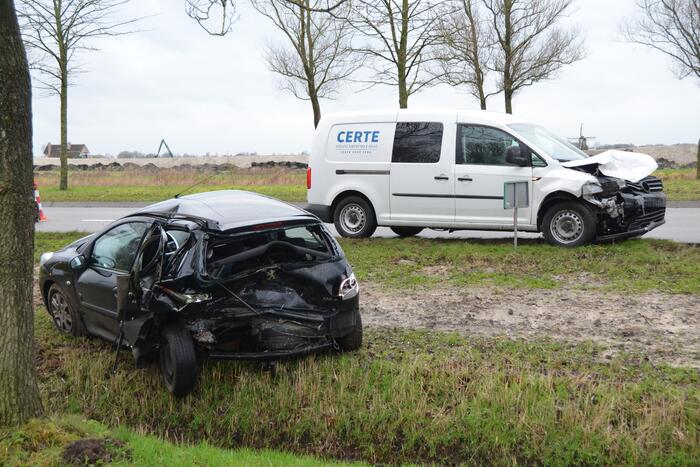 Bestelbus botst op auto met pech