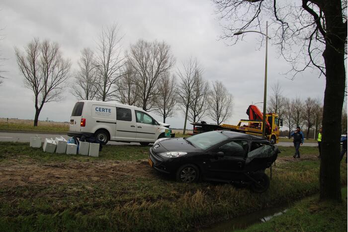 Bestelbus botst op auto met pech