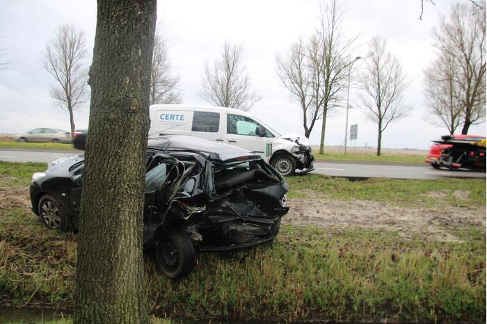 Bestelbus botst op auto met pech