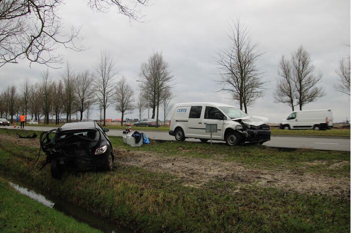 Bestelbus botst op auto met pech