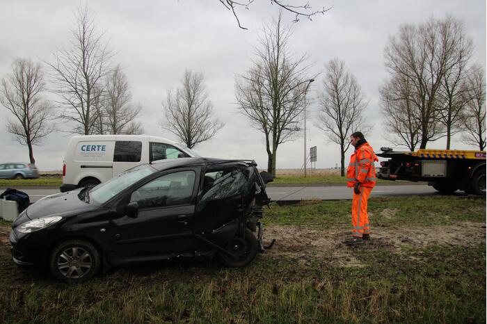 Bestelbus botst op auto met pech
