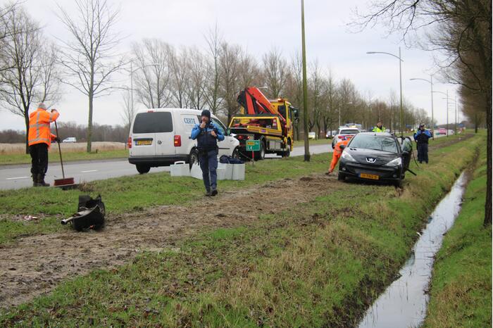 Bestelbus botst op auto met pech