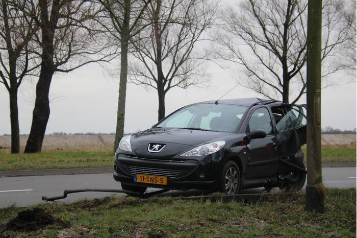 Bestelbus botst op auto met pech