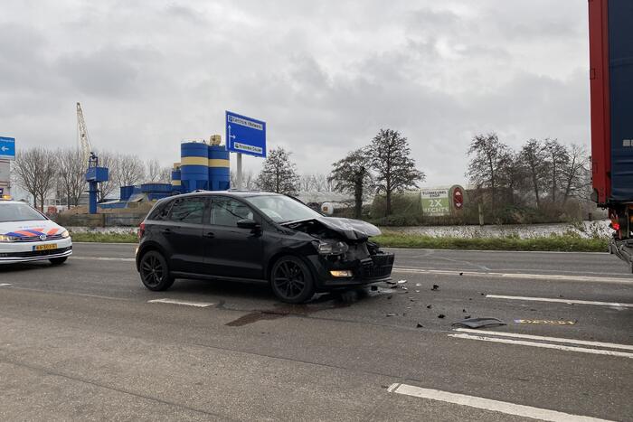 Personenauto botst achterop vrachtwagen