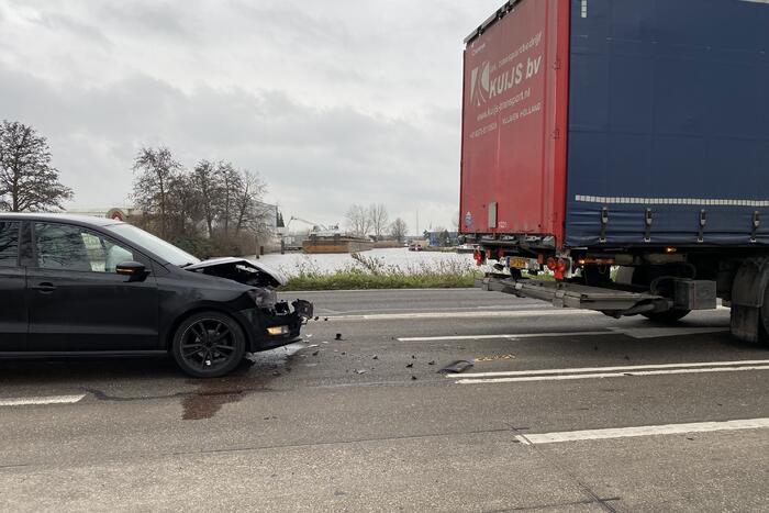 Personenauto botst achterop vrachtwagen