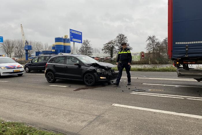 Personenauto botst achterop vrachtwagen
