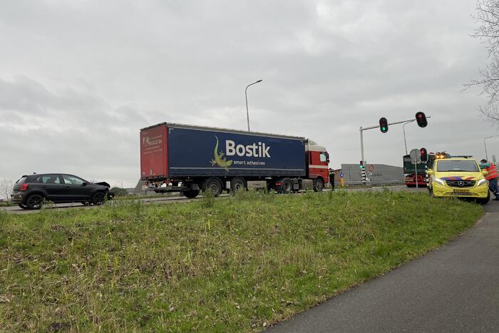 Personenauto botst achterop vrachtwagen
