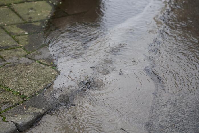 Stoep verzakt langzaam door waterlekkage