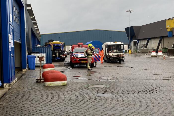 Brandweer doet onderzoek naar vat met onbekende stof