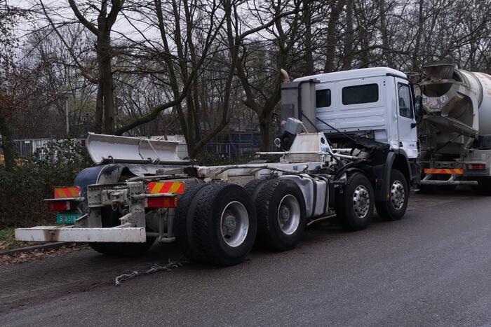 Vrachtwagen verliest betonmixer