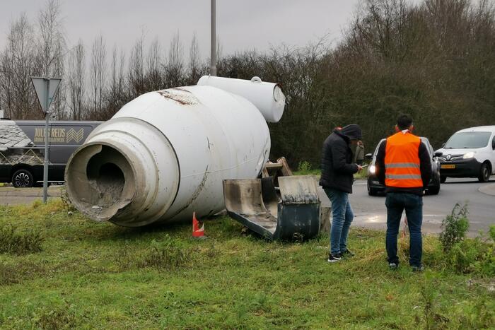 Vrachtwagen verliest betonmixer