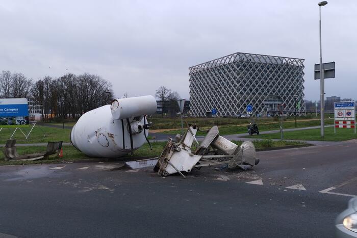 Vrachtwagen verliest betonmixer