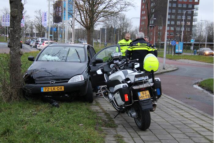 Auto tegen boom geparkeerd