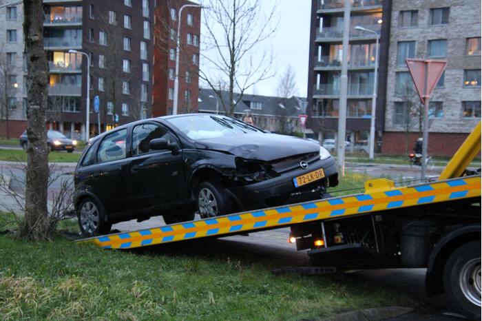 Auto tegen boom geparkeerd