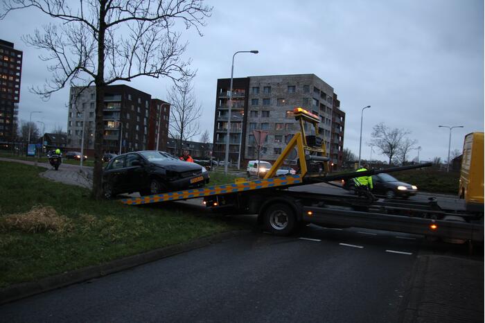 Auto tegen boom geparkeerd