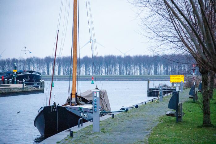 Overleden persoon op zeilboot aangetroffen