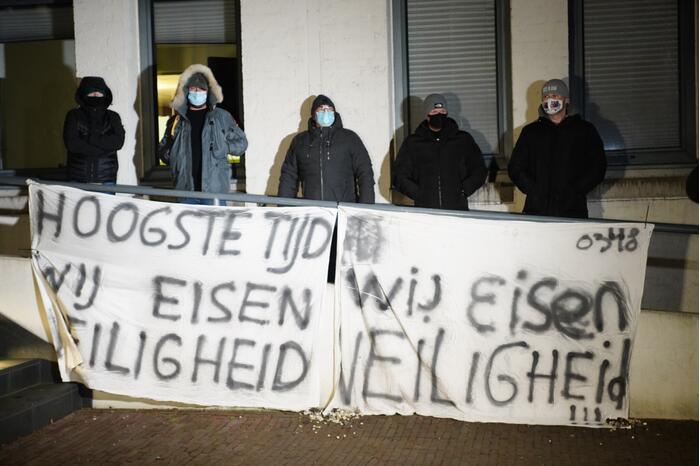 Groep bezorgde burgers demonstreren na steekincident