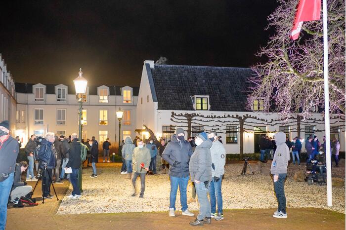 Groep bezorgde burgers demonstreren na steekincident