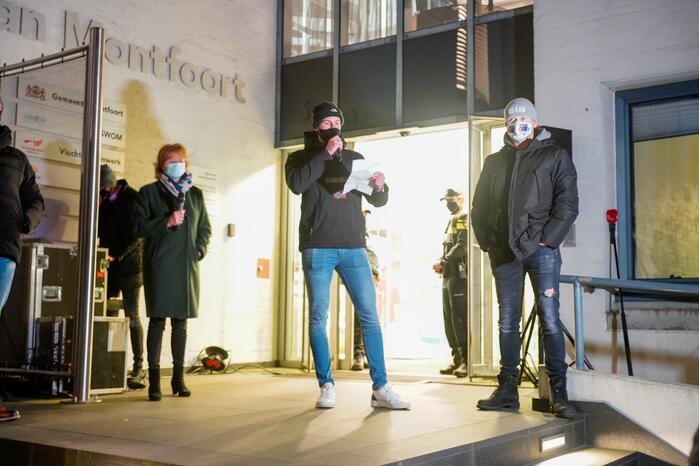 Groep bezorgde burgers demonstreren na steekincident