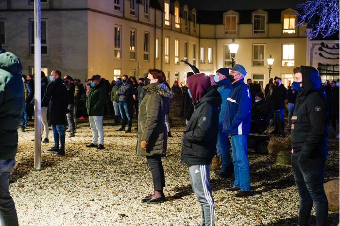 Groep bezorgde burgers demonstreren na steekincident