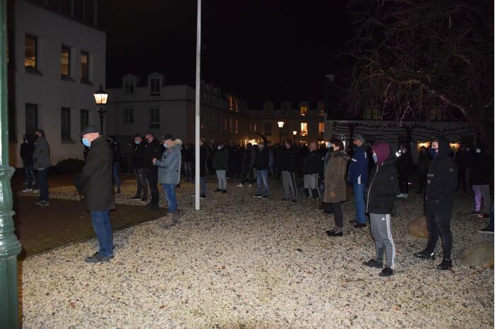 Groep bezorgde burgers demonstreren na steekincident