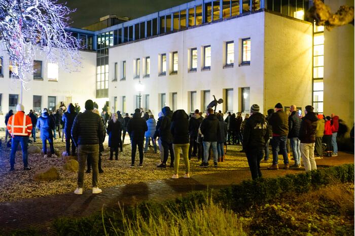 Groep bezorgde burgers demonstreren na steekincident