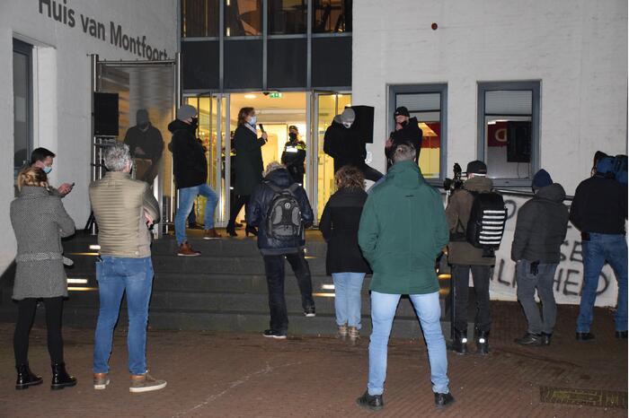 Groep bezorgde burgers demonstreren na steekincident