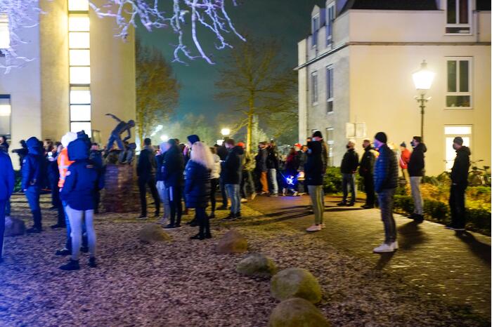 Groep bezorgde burgers demonstreren na steekincident