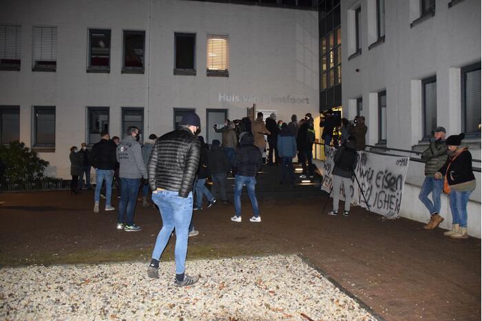 Groep bezorgde burgers demonstreren na steekincident