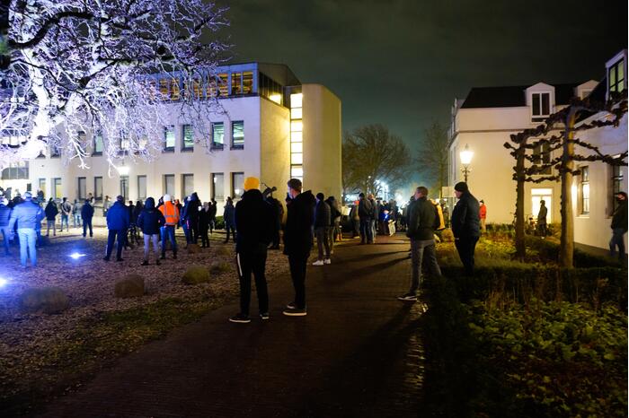 Groep bezorgde burgers demonstreren na steekincident