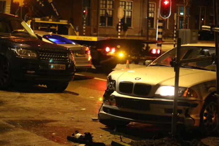 BMW botst op geparkeerd voertuig