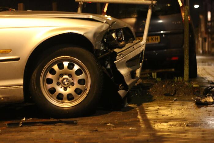 BMW botst op geparkeerd voertuig