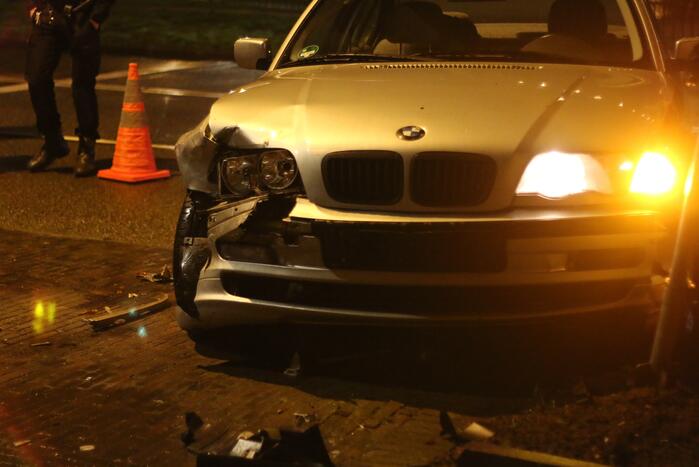 BMW botst op geparkeerd voertuig
