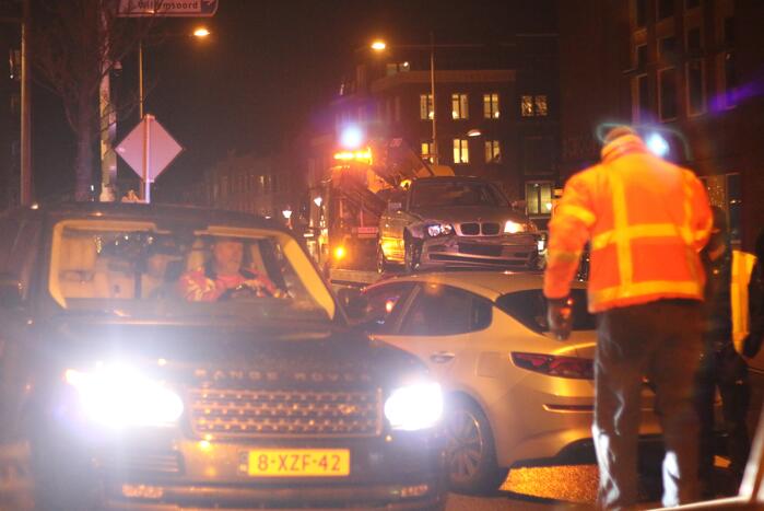 BMW botst op geparkeerd voertuig