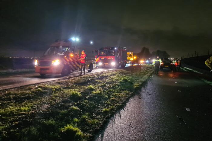 Auto belandt in sloot langs weg