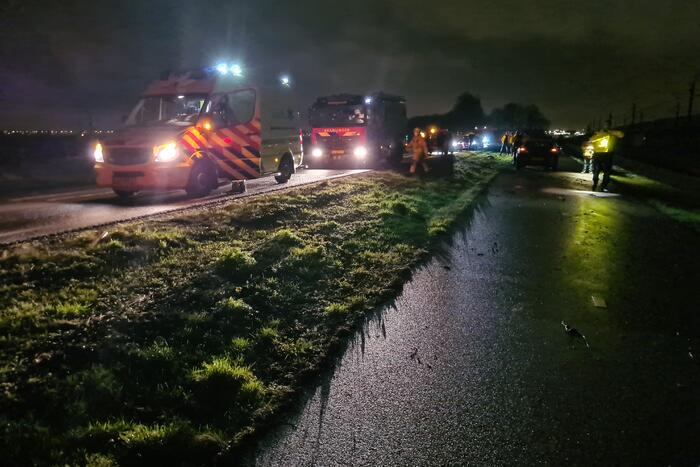 Auto belandt in sloot langs weg
