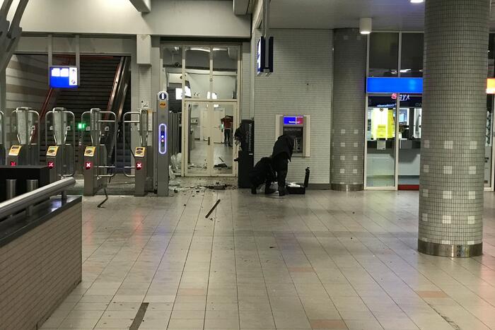 Plofkraak op pinautomaat station