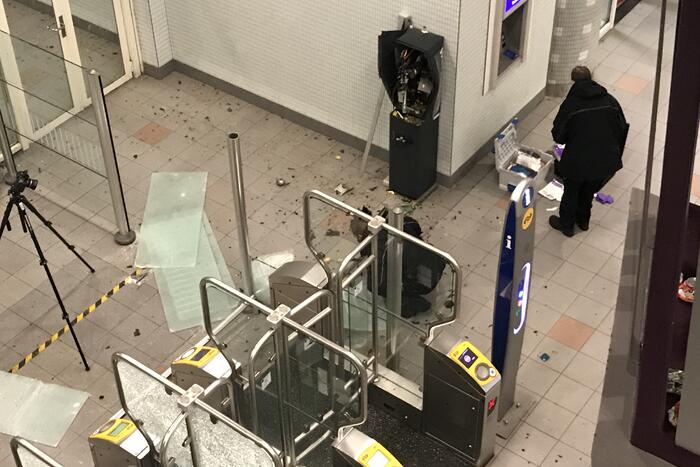 Plofkraak op pinautomaat station