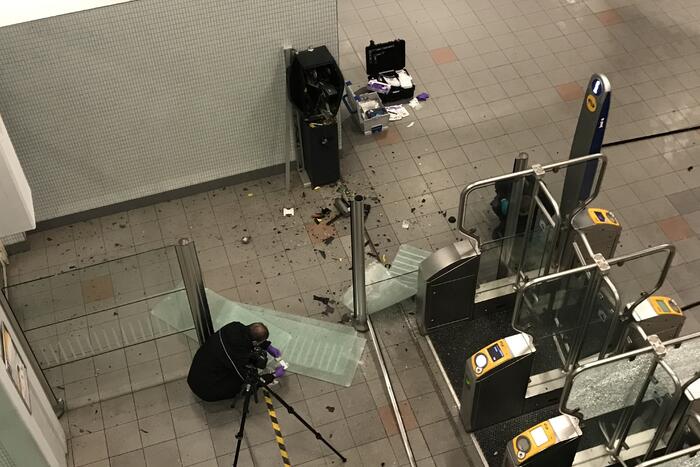 Plofkraak op pinautomaat station