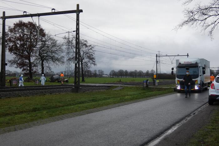 Dode na botsing met trein op onbewaakte spoorwegovergang
