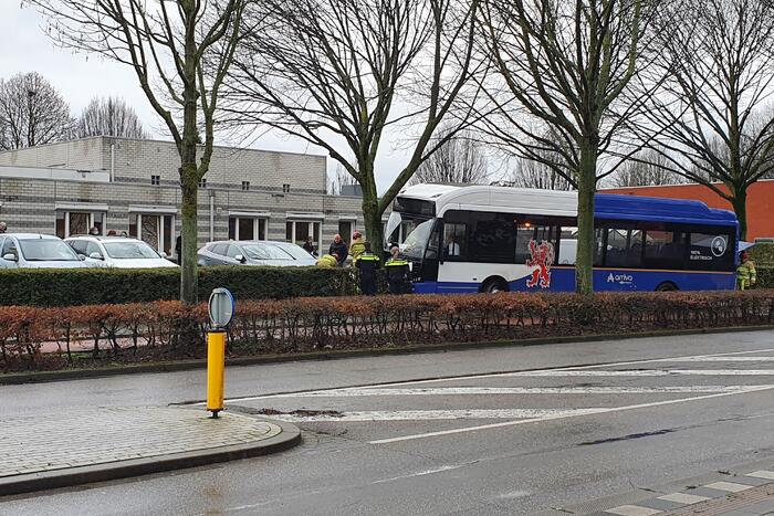 Lijnbus op boom gebotst