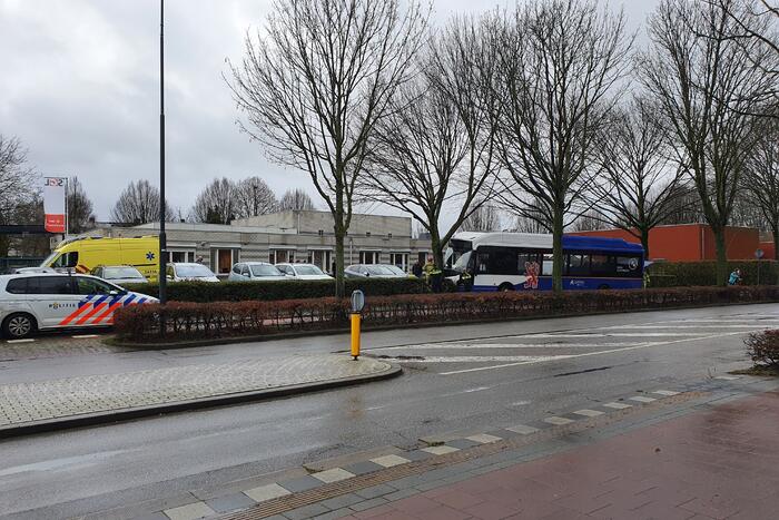 Lijnbus op boom gebotst